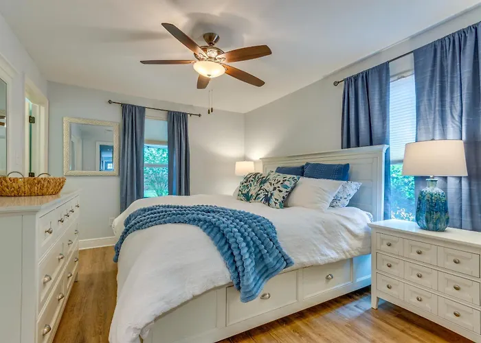 Downtown Gem: Walk To Restaurants & Palafox St! Holiday home Pensacola