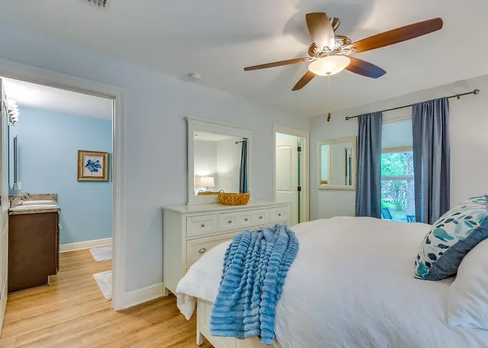Downtown Gem: Walk To Restaurants & Palafox St! Holiday home