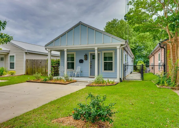 Downtown Gem: Walk To Restaurants & Palafox St! Holiday home Pensacola